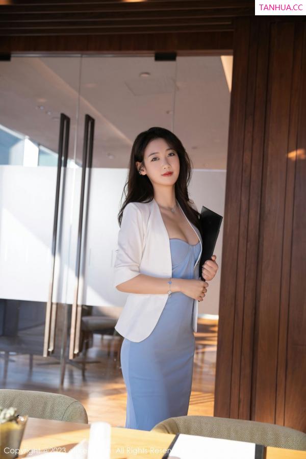 唐安琪  [XiuRen]高清写真图 2023.03.06 No.6368 唐安琪 短裙美腿第18张图片
